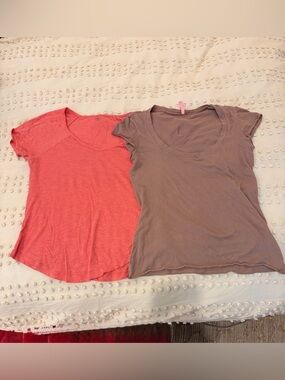 Bundle of Two Tee Shirts Eight Sixty and Gap Coral and Taupe Size Extra Small